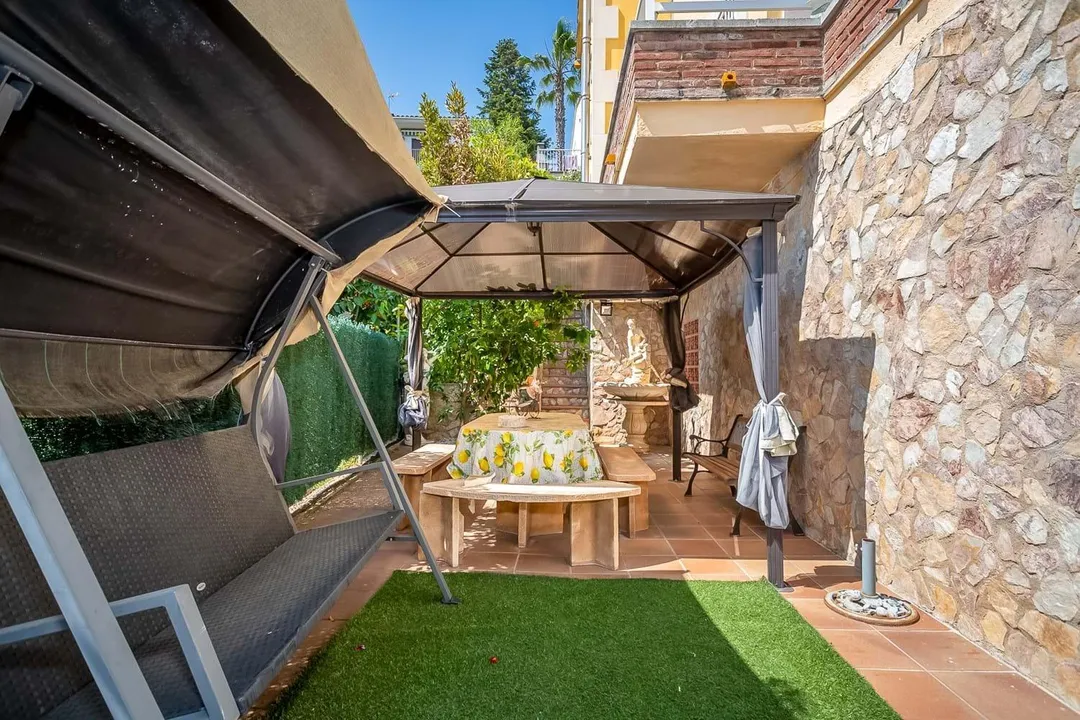 Casa individual en venta con jardin y garaje privado image 1