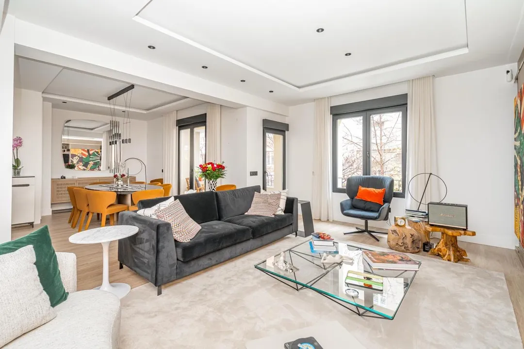 Piso reformado con terraza y trastero image 2